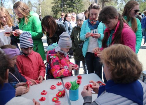 9 мая. Общегородской праздник на пл. Ново-Соборной, посвящённый Дню Победы.Площадка МИБС «Зона творчества «Символы Победы»